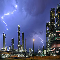 Bliksem tijdens onweer boven industriegebied in de Antwerpse haven, Antwerpen, België
